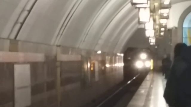 81-717 прибывает на станцию Лиговский проспект смотреть онлайн