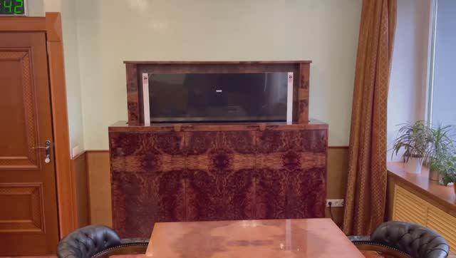 Моторизированный комод с подъёмным телевизором 65 дюймов. Лифты Linak. смотреть онлайн