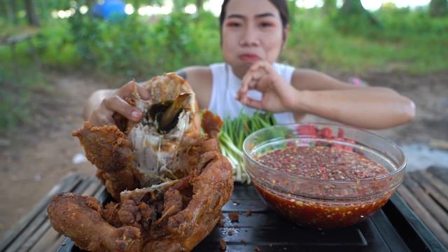 Mukbang chicken crispy with chili sauce - Eating chicken crispy delicious смотреть онлайн