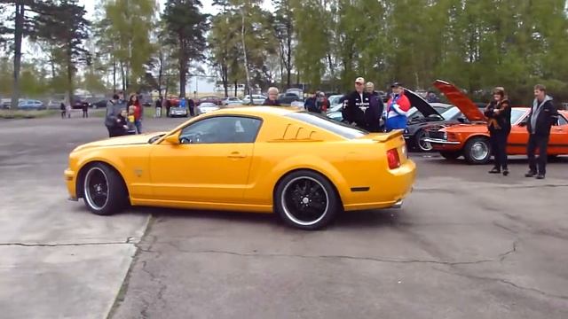 Ford Mustang GT Whit Shelby GT500 front end drives off смотреть онлайн