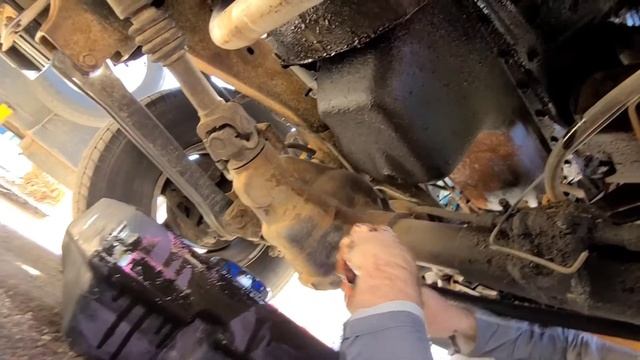 Changing the oil in 1994-2002 2nd Gen Dodge Ram with 5.9l 360 cubic inch magnum mopar engine 4wd. смотреть онлайн