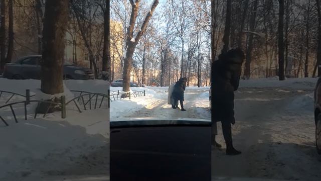 Надо помогать всегда,пожилым людям!!!!!!! смотреть онлайн