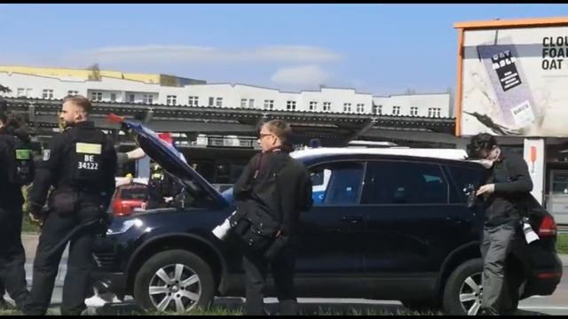 Полиция снимает флаг России. В почтовых ящиках листовки от главы района. Берлин. 25.05.2022. смотреть онлайн