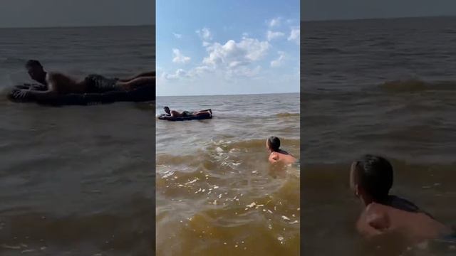 ПАПА УГНАЛ НАДУВНОЙ МАТРАС🤣🙈 смотреть онлайн