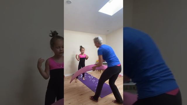 Как научить ребёнка делать колесо? смотреть онлайн