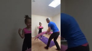 Как научить ребёнка делать колесо?