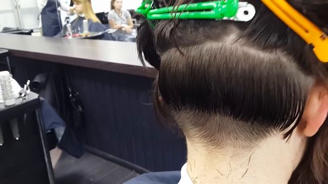 Отработка перехода в стрижке Каре на ножке или стрижке Шапочка смотреть онлайн