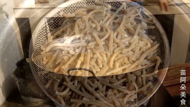 苗大姐做“东北菜”，2斤排骨，1包酸菜，酸爽下肚，味道真不错！【苗阿朵美食】 смотреть онлайн