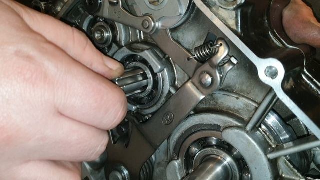 Питбайк вылетает вторая передача 139FMI собираем двигатель тест коробки передач смотреть онлайн