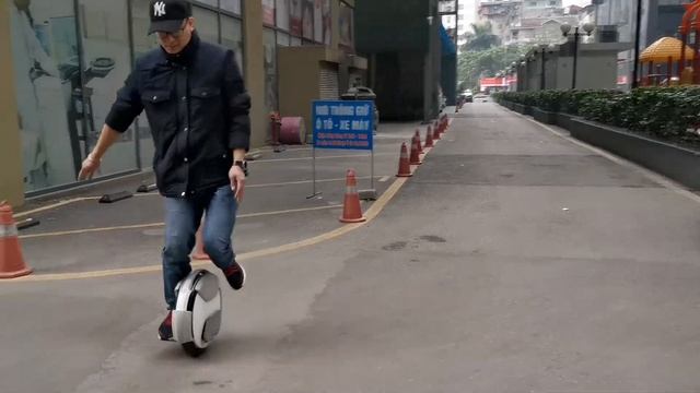 Practice to go with one foot with Ninebot One A1 смотреть онлайн