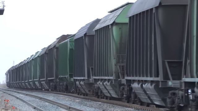 Тепловоз 2ТЭ116-1601 с грузовым поездом. Перегон Линёво - Балаково смотреть онлайн