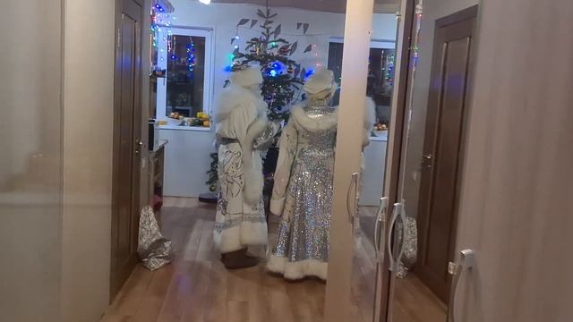 Дед Мороз и Снегурочка на дом. Встречаем новый год в дороге. смотреть онлайн