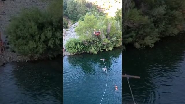 Крутой прыжок в воду с тарзанки смотреть онлайн