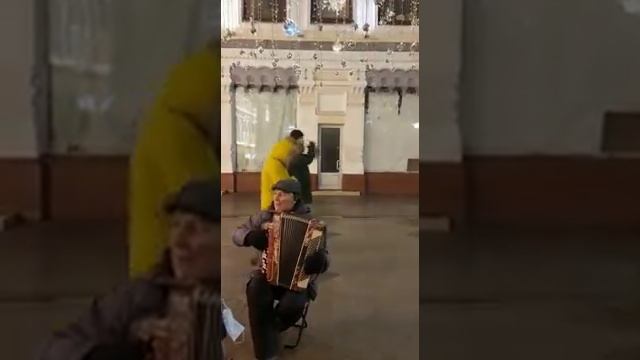 КАК ЖЕ ОН ИГРАЕТ В ВАРЕЖКАХ?! УЛИЧНЫЙ МУЗЫКАНТ. СМУГЛЯНКА-МОЛДОВАНКА. ГОРЯНКА-КАРАЧАЕВКА. ТАЛАНТЫ Р смотреть онлайн