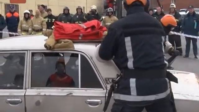 Центр инклюзивного образования получил полезный подарок от сотрудников регионального управления МЧС смотреть онлайн