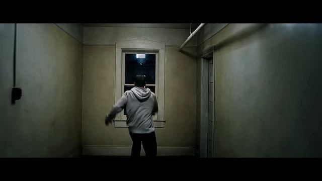 Пришелец захватил тело мужика и отрывается по полной... ] смотреть онлайн