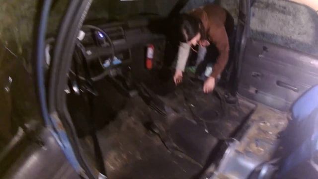 Los RataTuning - Desarme de interior y Reparación de piso a Ford Taunus Parte 1 смотреть онлайн