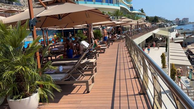 Последствия пожара в Ялте. Где в Ялте можно попить молочный коктейль за полцены. Пляж Дельфин. смотреть онлайн