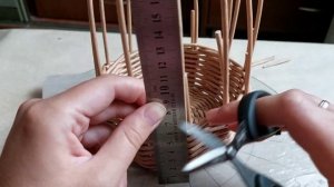 Маленькая корзинка из бумажной лозы без использования формы