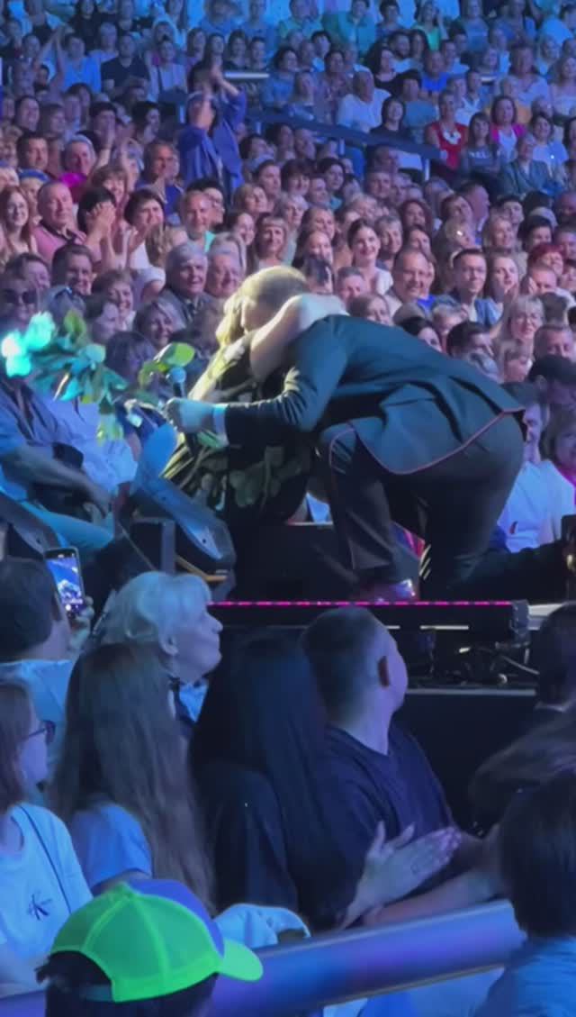 До Слез! 😂 Происшествие на концерте! Поклонница схватила Александра Добронравова и не отпускала смотреть онлайн