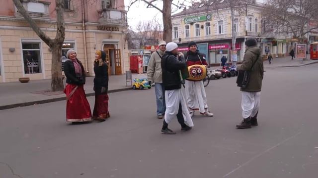 Видео Новости N׃ На главной улице Николаева кришнаиты празднуют Новый год смотреть онлайн