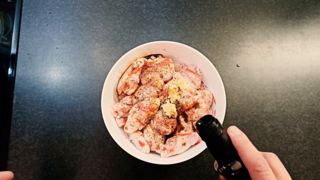 Сочные куриные крылья в духовке смотреть онлайн
