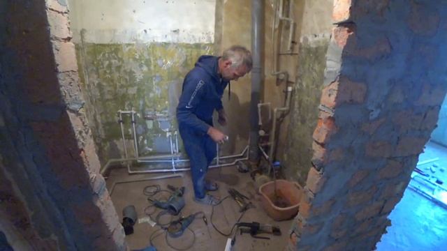 ЮРЕЦ ПОСЛЕ ЗАПОЯ ПАЯЕТ САНТЕХНИКУ... смотреть онлайн