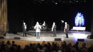 ведущий концерта зажигает играет с залом