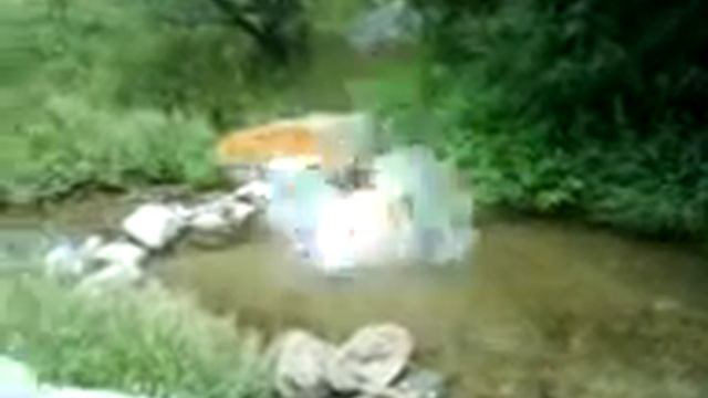 Прыжок в очень глубокую реку смотреть онлайн