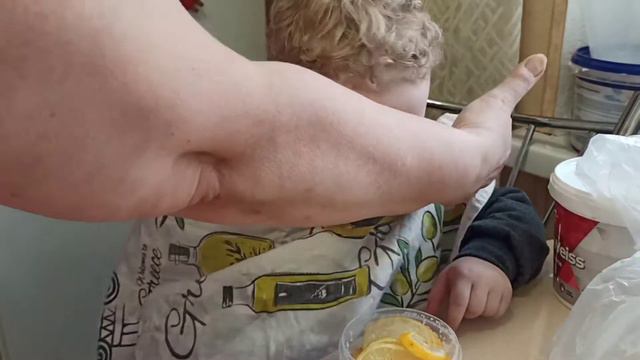 Малыш ест лимон:) смотреть онлайн