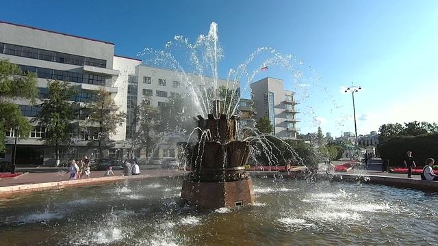 Брызги и струи воды в фонтане в замедленной съемке. Релакс видео смотреть онлайн