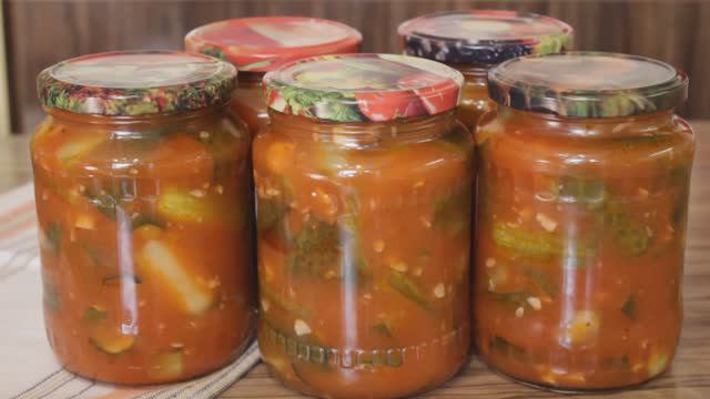 🥒Лучшая ЗАКУСКА из ОГУРЦОВ на зиму! 🍅Огурцы в томатной заливке. Cucumbers for the winter! смотреть онлайн