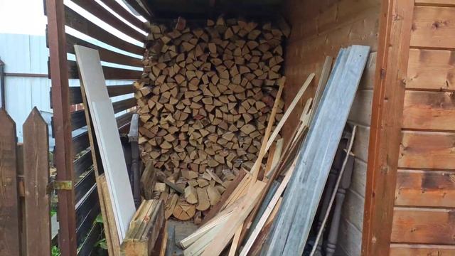 БЫТОВКА-ДРОВЕНИК СВОИМИ РУКАМИ. ОБЗОР ПОСТРОЕННОЙ БЫТОВКИ. смотреть онлайн