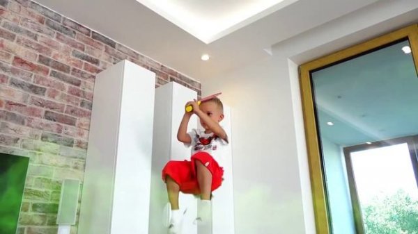 Bad Kids Magic Fidget Spinner Flight on Toilet! Family Fun Toys for Kids