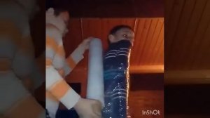 10 слоёв пищевой плёнки на теле