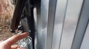 Подъемные ворота на газовых упорах в гараже-пенале