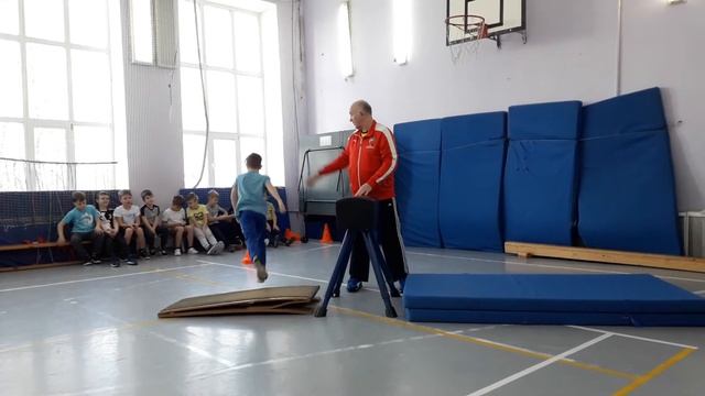 Опорный прыжок ноги врозь--3 класс. смотреть онлайн