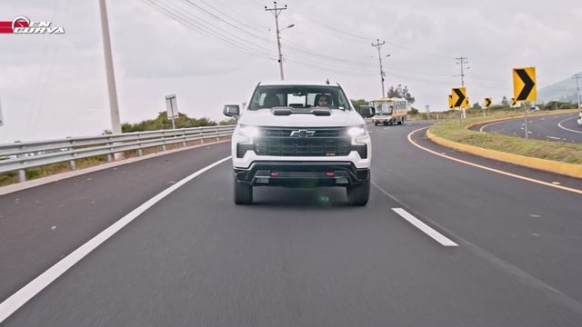 CHEVROLET SILVERADO TRAIL BOSS Z71: ESTE GIGANTE LLEGÓ A ECUADOR CON UNA FUERZA BRUTAL | REVIEW | смотреть онлайн