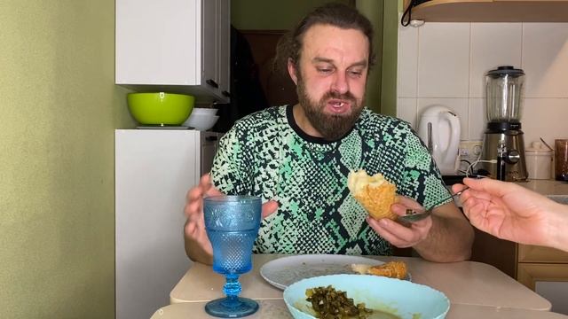 Хот-дог с сахарным карамельным соусом и маринованными огурцами от Первого канала смотреть онлайн