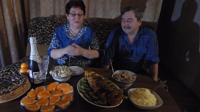 В полумраке, но счастливые и очень довольные.