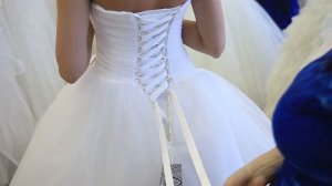 Как правильно шнуровать свадебное платье?