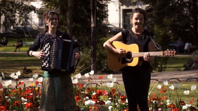 2 singers.Gypsy Music.Guitar and accordion France.Beautiful moment in a garden.Hurryken Production смотреть онлайн