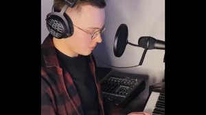 Андрей Баринов спел два варианта известной песни.