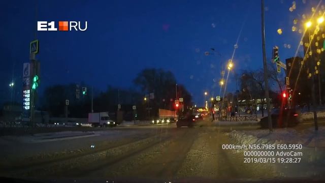 В Екатеринбурге дорожный знак свалился на дорогу смотреть онлайн
