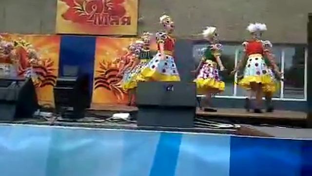 Настя выступает около дк Прогресс смотреть онлайн