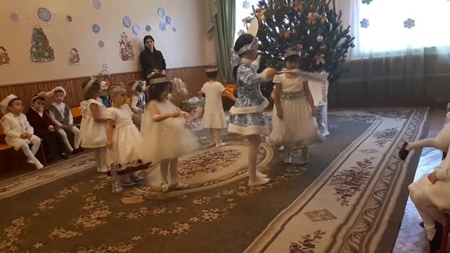 Снежиночки танцуют со снегурочкой смотреть онлайн