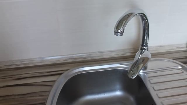 Слабый напор воды? - Засорился аэратор смотреть онлайн