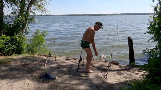 Рыбалка на донки. Пытаюсь взять реванш у неуловимых рыб Днепра после прошлой рыбалки. смотреть онлайн