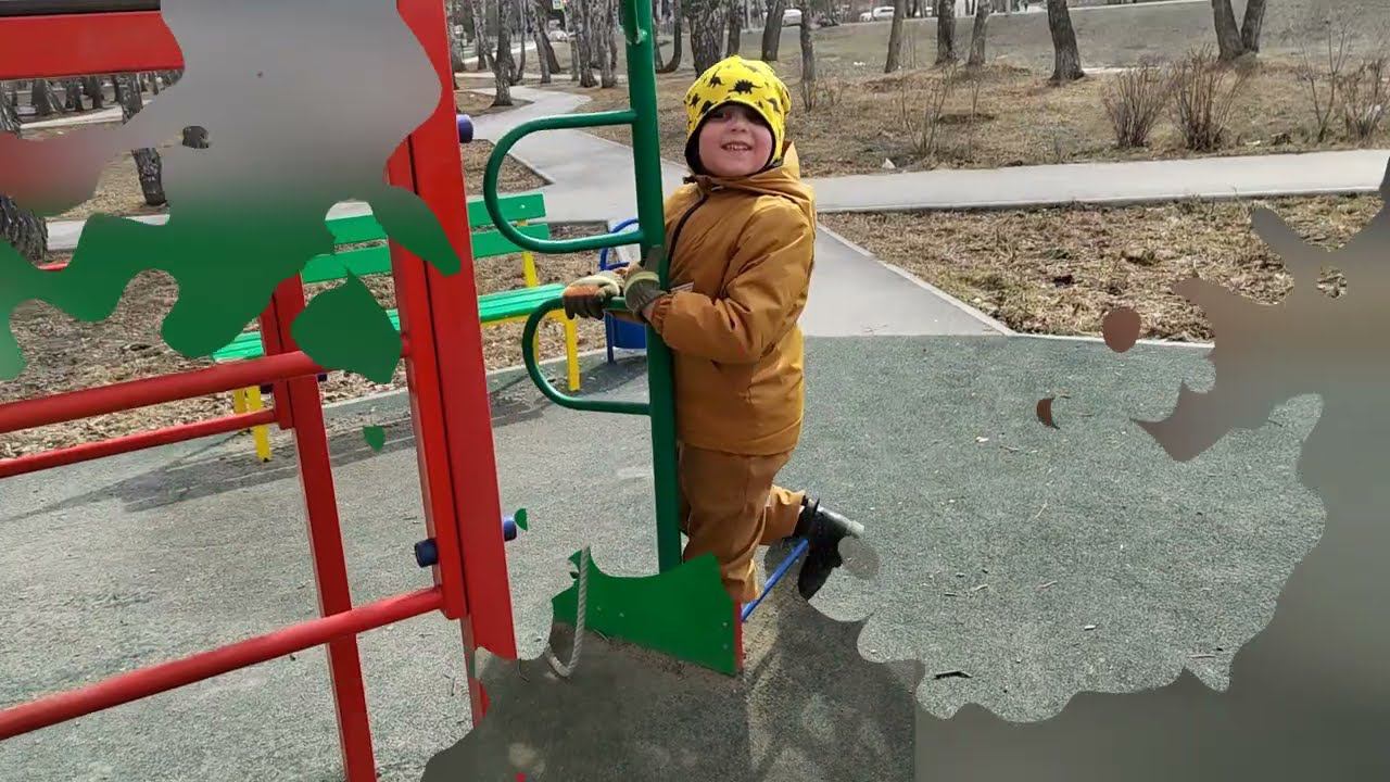 У Лёвы тяжёлая попа, Мирончику 3 месяца и 3 недельки, скромно тянется к игрушкам лёжа на животе.