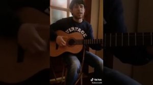 Слепой парень классно поет под гитару